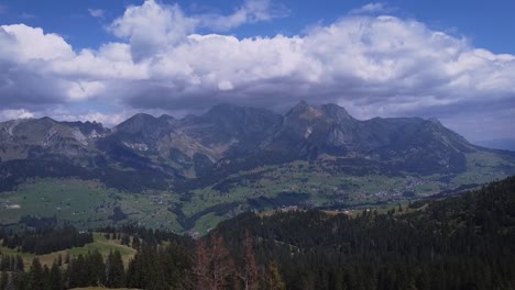 Bergblick-In-Der-Schweiz,-Deutscher-Teil.-Drohnenschuss