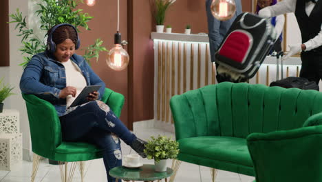 mujer afroamericana en el teléfono