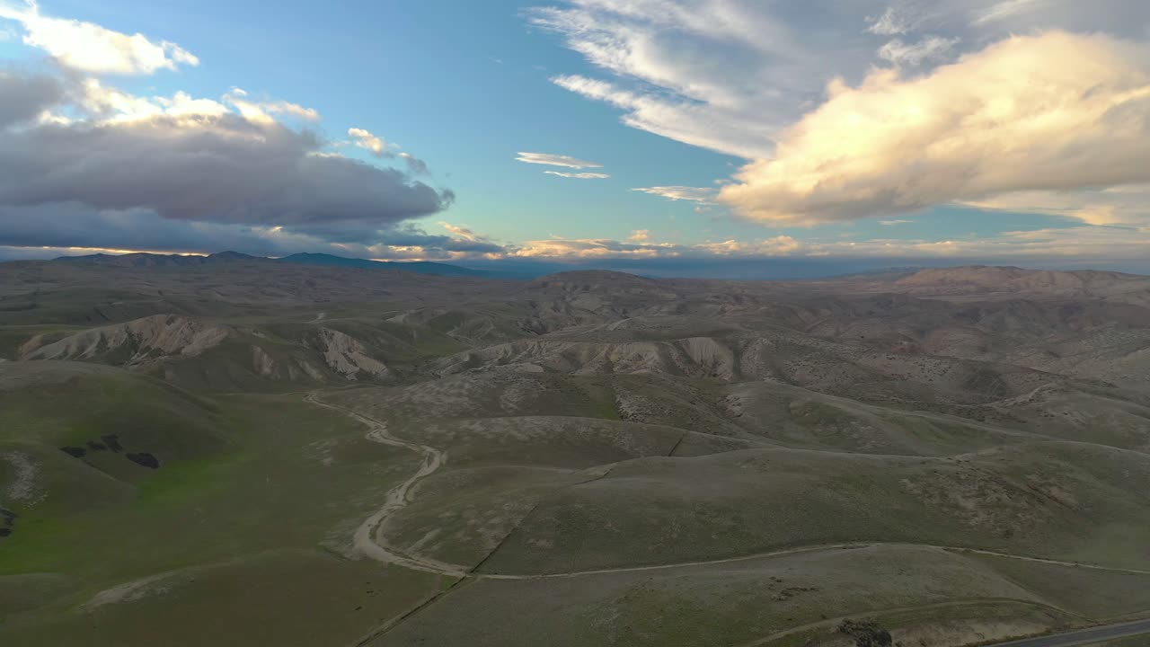 4k uhd drone aéreo ve el hermoso cielo antes del atardecer sobre las montañas