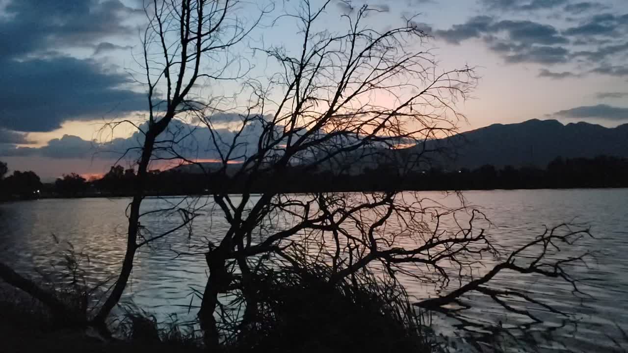 호수 연안 에서 해가 지는 것