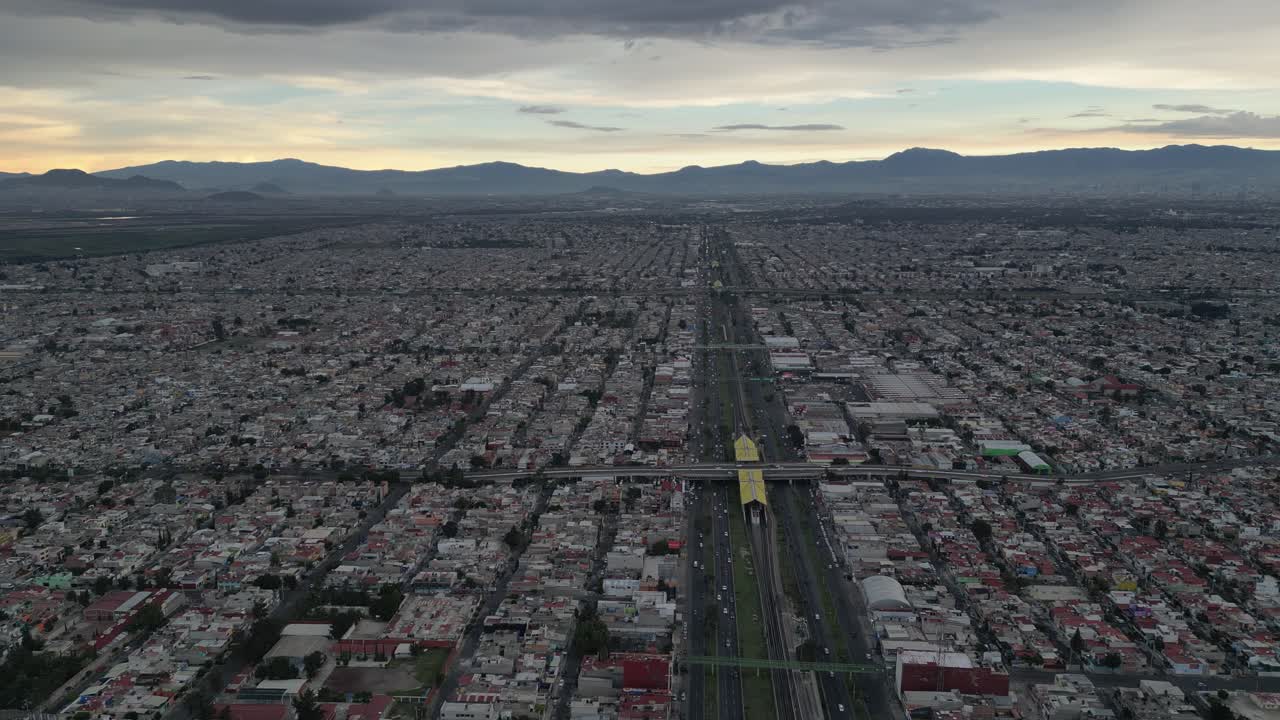 volando alta avenida central, el centro de ecatepec desde el cielo
