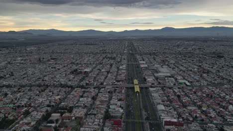 Die-Central-Avenue,-Das-Zentrum-Von-Ecatepec,-Aus-Der-Luft-Fliegen