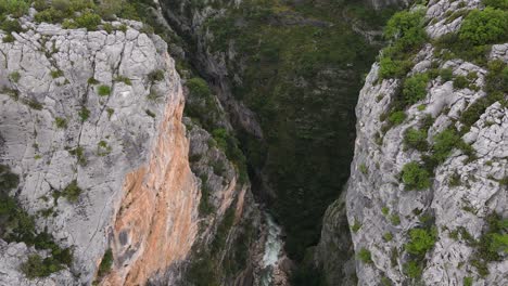 vista de pájaro del cañón de portitsa, revelando su belleza natural y sus alrededores pacíficos