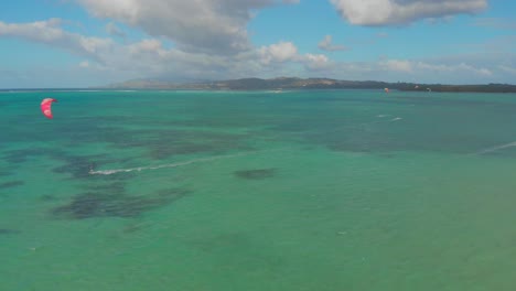 Imágenes-Aéreas-De-Windsurfistas-En-Pigeon-Point-Ubicado-En-La-Isla-Caribeña-De-Tobago