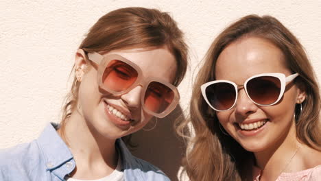 dos mujeres felices con gafas de sol