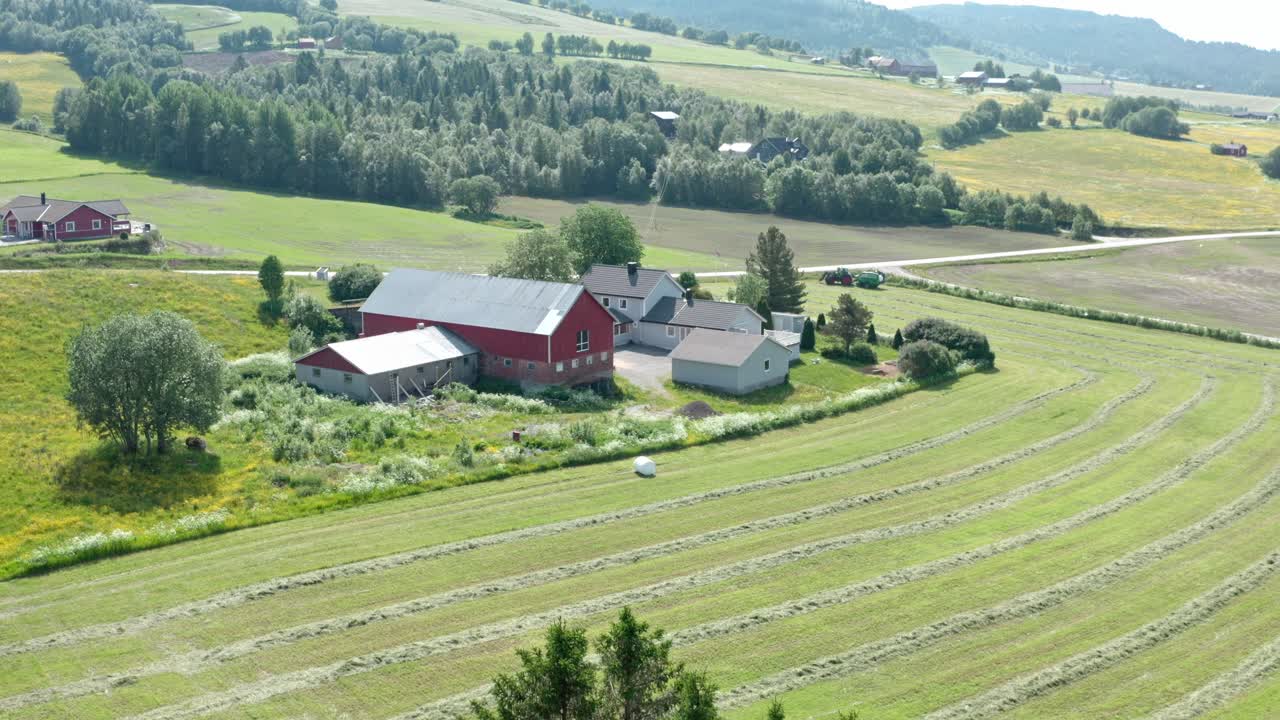 시골 의 농장 과 농장 주택 에 대한 공중 사진 - 드론 촬영