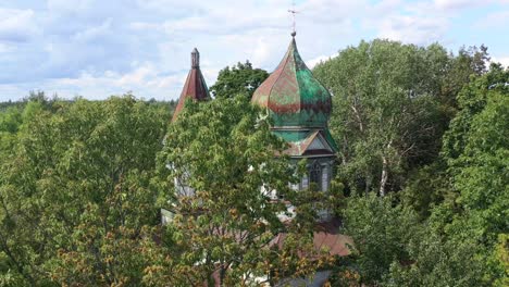 drone revelando una iglesia abandonada en el bosque radiactivo de chernobyl ucrania