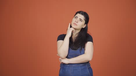 Thoughtful-woman-towards-the-camera.