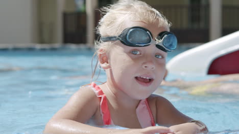 sommerporträt eines fröhlichen mädchens im schwimmbad