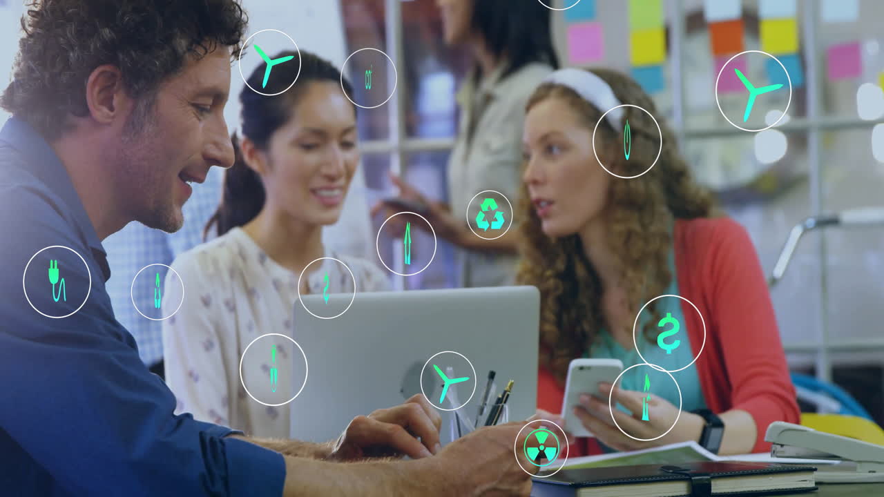 animación de iconos ecológicos y procesamiento de datos sobre diversas personas de negocios en la oficina