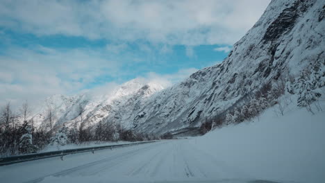 POV-Fahraufnahmen-Auf-Verschneiten-Bergstraßen-Im-Winter