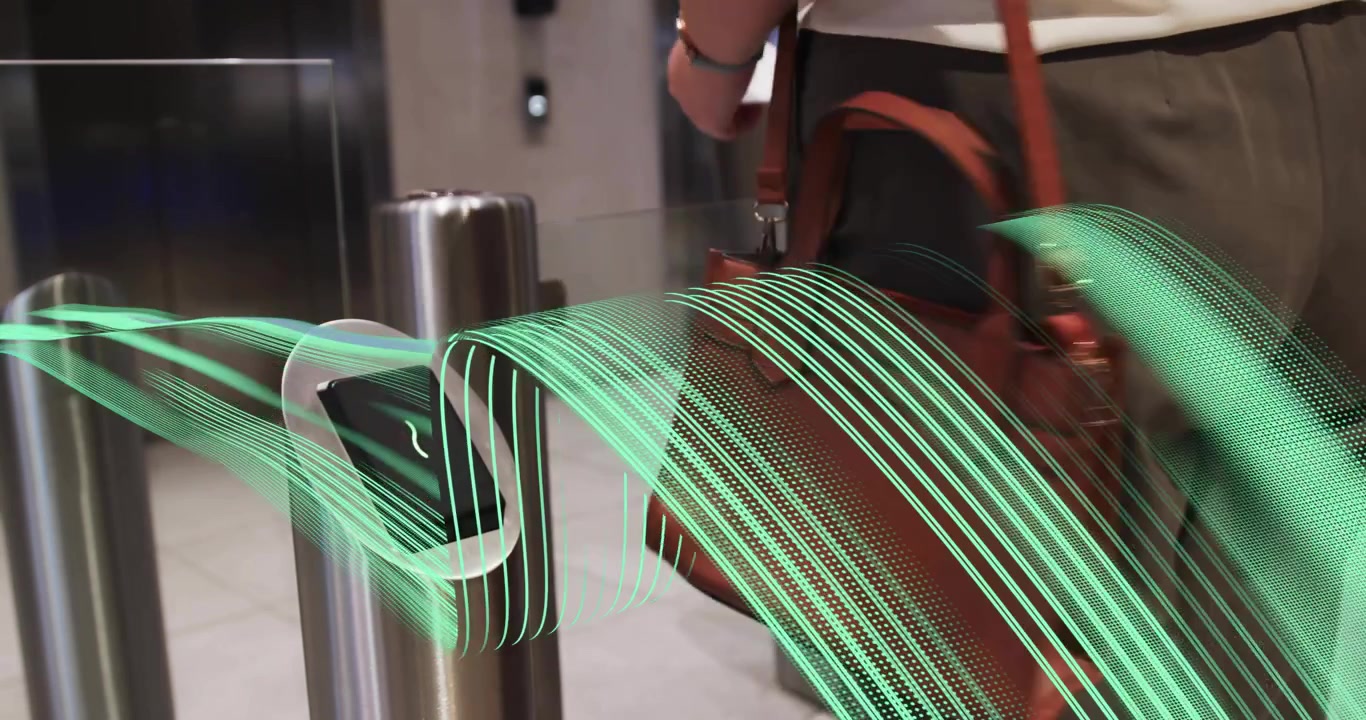 Impiegato che tocca il sensore dello smartphone, sbloccando un tornello con un nastro olografico verde che guida l'ingresso