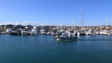 Das-Schnellboot-Fährt-Langsam-An-Einer-Reihe-Von-Yachten-Im-Yachthafen-Von-Mindarie-Vorbei