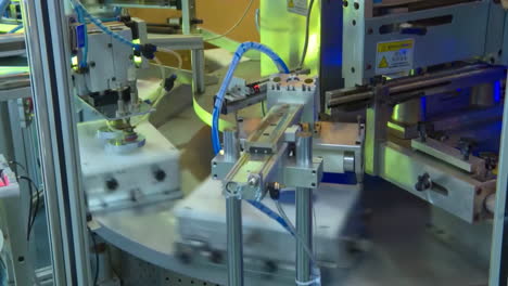 fábrica masiva equipada con robots industriales maquinaria automatizada brazos robóticos trabajando ensamblaje planta de producción en masa automatizada