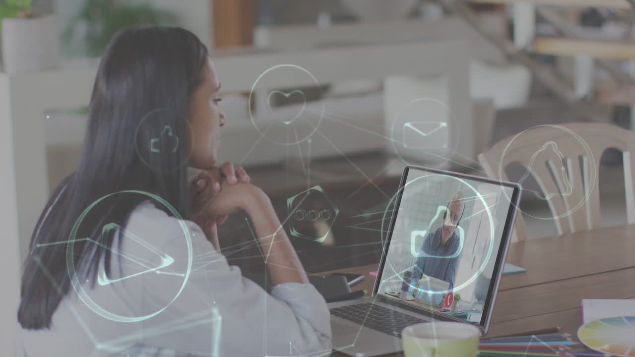 animación de iconos digitales sobre una mujer usando una computadora portátil en una videollamada en segundo plano
