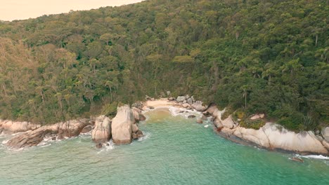 Vista-Aérea-De-La-Playa-Del-Paraíso-Secreto-Brasileño-Ubicada-En-Santa-Catarina,-Brasil