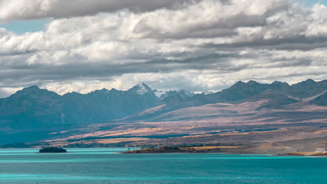 el lapso de tiempo de las nubes que se mueven rápidamente sobre la costa, superficie del lago pukaki, nueva zelanda