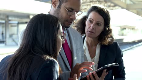 colegas de negocios enfocados con tableta digital
