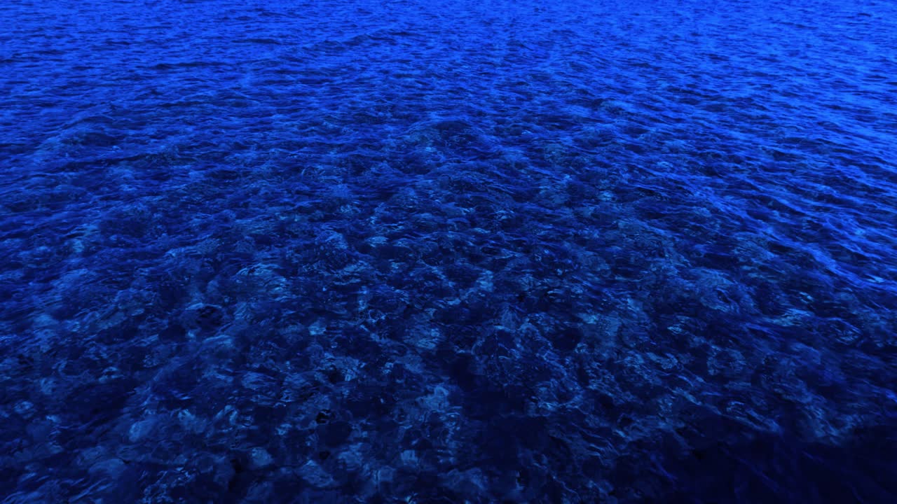 파도가 텍스처 파란 바다를 가로질러 움직입니다.