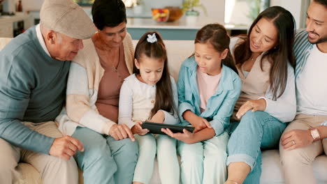 Streaming,-Tablet-Und-Glücklich-Mit-Der-Großen-Familie