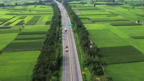 Toma-Aérea-En-Una-Carretera-Con-Tráfico-De-Automóviles-Y-Camiones