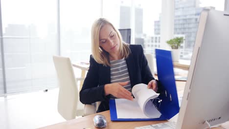 geschäftsfrau, die am computer arbeitet