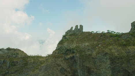 extraña formación rocosa en la cresta de una montaña