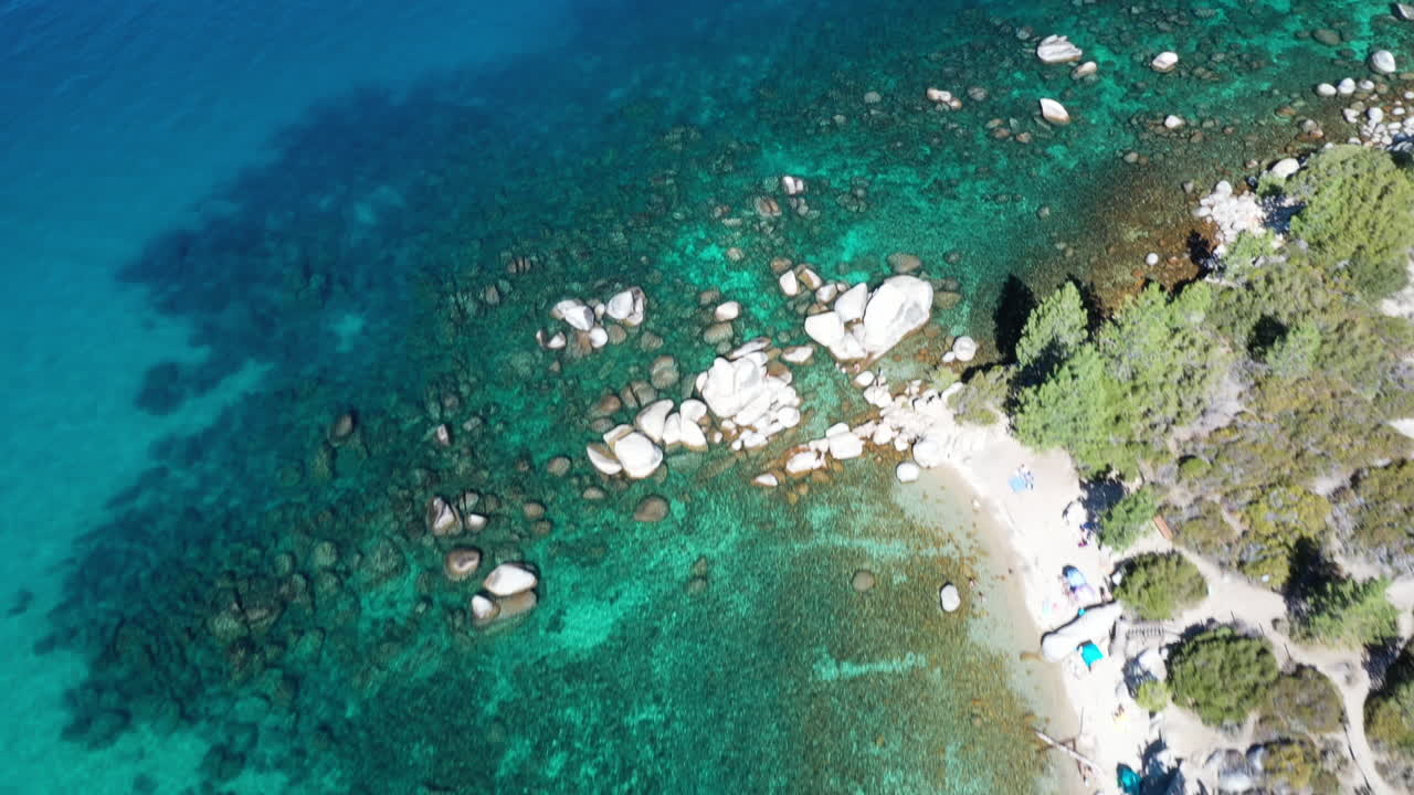 레이크 타호(lake tahoe)의 맑은 물 옆 해변에서 휴식을 취하는 사람들의 공중 전망