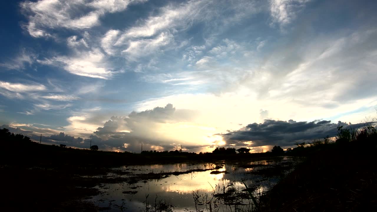 일몰 때 구름이 있는 다채로운 극적인 하늘.