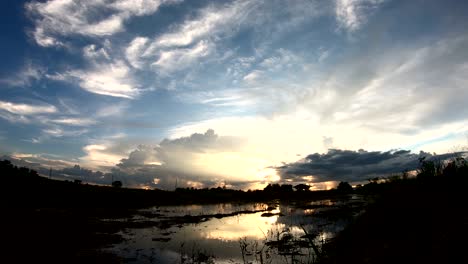 timelapse colorido cielo dramático con nubes al atardecer.