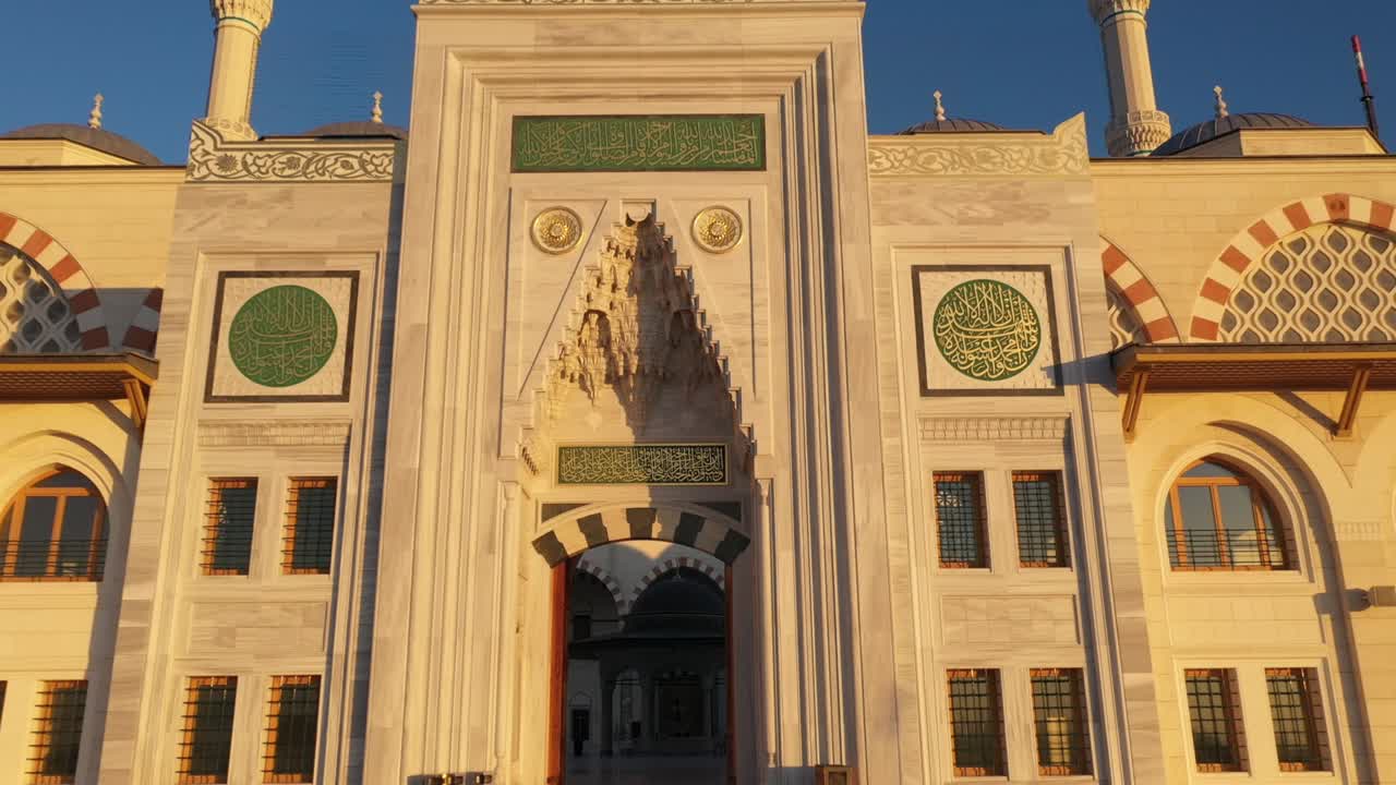 mezquita de camlica durante el ramadán, vista aérea del toque de queda por covid, oe01
