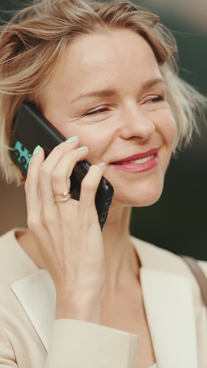 женщина на телефонном звонке