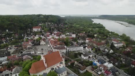 Plaza-Del-Mercado-Del-Castillo-En-Kazimierz-Dolny,-Polonia