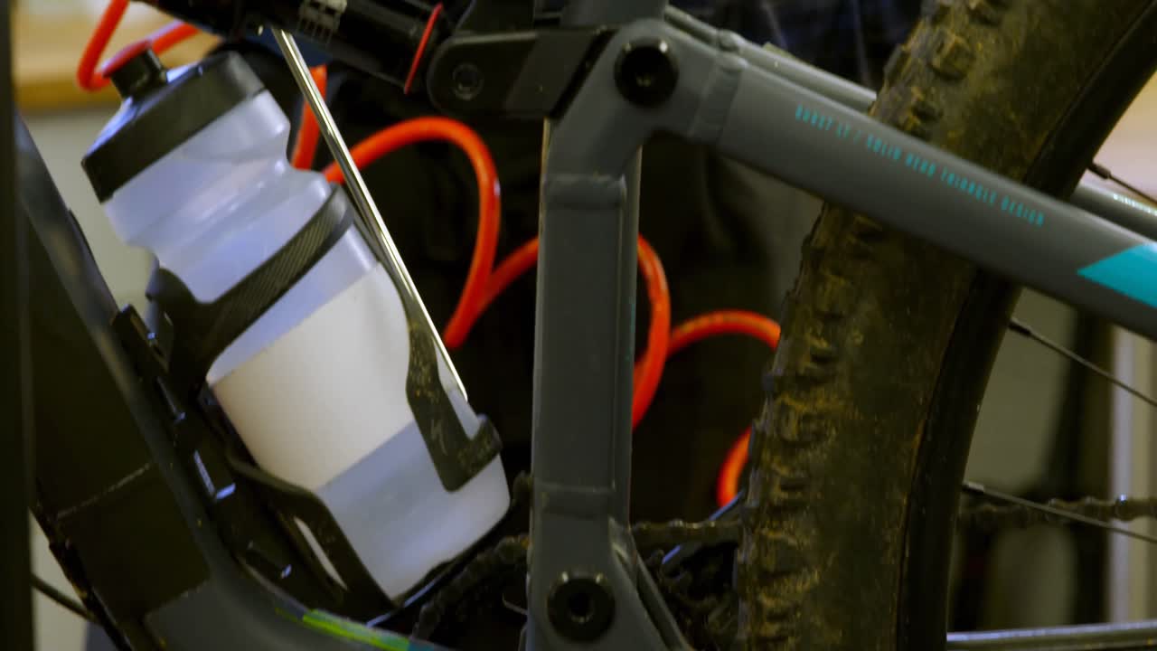 hombre reparando una bicicleta en el taller 4k