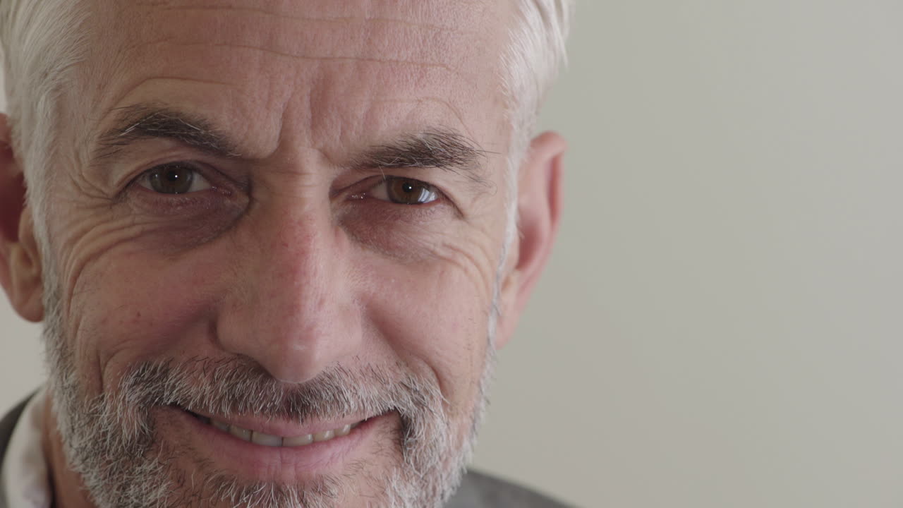 retrato en primer plano hombre de mediana edad confiado sonriendo disfrutando de una jubilación exitosa pareciendo feliz