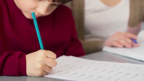 Primer-Plano-De-Un-Niño-Concentrado-Durante-La-Realización-De-Ecuaciones-Matemáticas