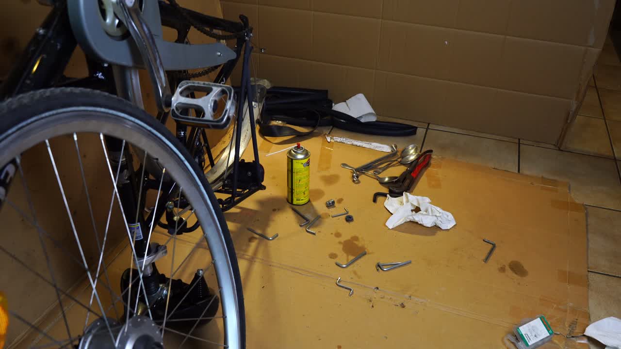 사람이 공기  ⁇ 프를 꺼내서 자전거를 수리할 때 다시 넣습니다.