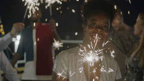 amigos celebrando con sparkler