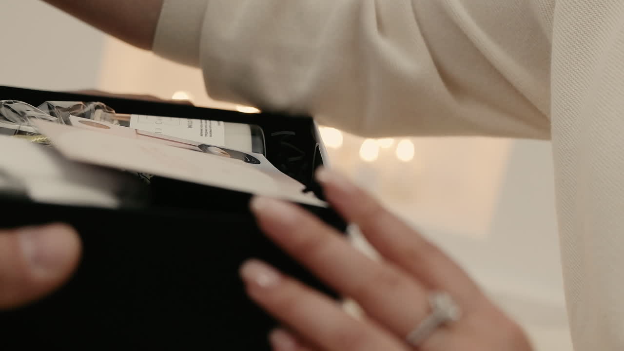 불 을 넣은 선물 상자 를 열고