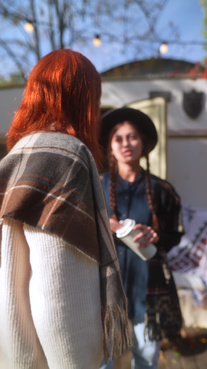 dos amigos hablando al aire libre por un remolque