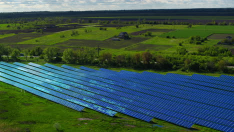 Luft-Solarenergiepark.-Drohnenansicht,-Blaue-Photovoltaik-Solarpanel-Reihen.