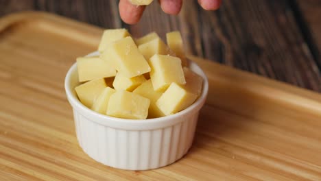 cerca de queso fresco en forma de cubo en un tazón