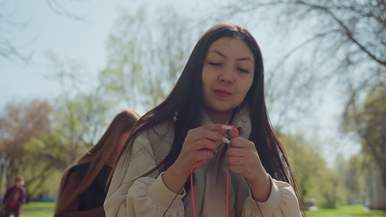 야외 뜨개질 멘토링은 자연 속에서 학생들이 뜨개질을 할 수 있도록 지도하고, 야외에서 직접 뜨개질 강습을 통해 초보 뜨개질러를 지원하며, 자연 속 야외 환경에서 초보 공예가에게 지침을 제공합니다.