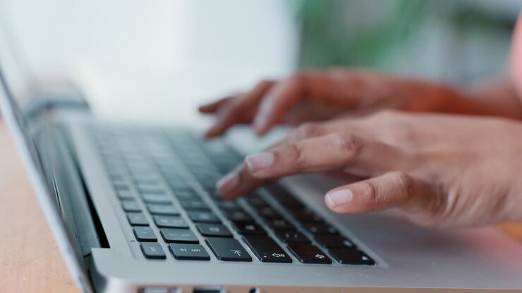 Hände tippen auf Tastatur, ein Softwareentwickler