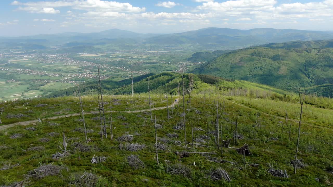 폴란드 산과 마을의 느린 공중 공개  ⁇  언덕 아래로