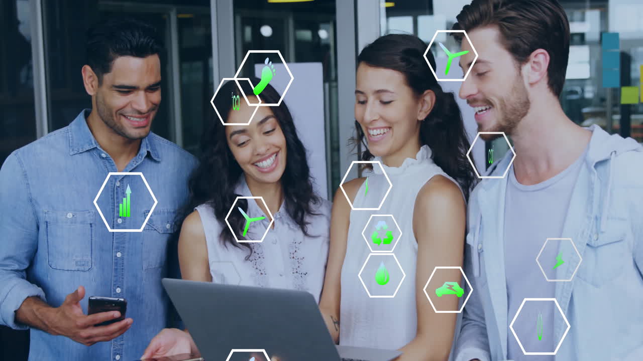 animación de iconos de ecología sobre diversos colegas que usan portátiles en la oficina