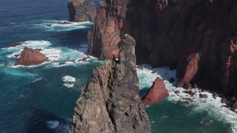 Felsen-Und-Klippen-Im-Wunderschönen-Blauen-Ozean,-Filmische-Kulisse-Mit-Wellen,-Die-An-Sonnigen-Tagen-Schaum-Erzeugen