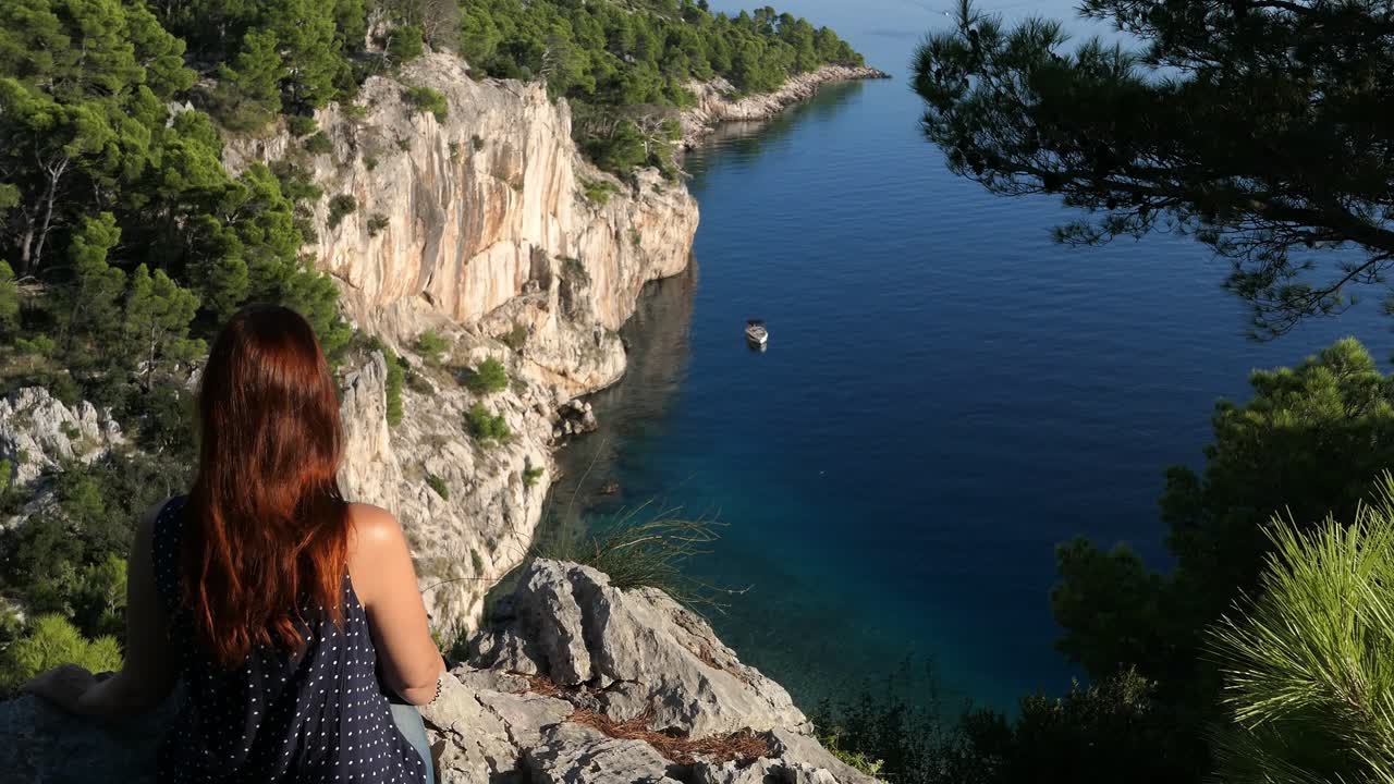 mujer en la cima del mundo, creyendo en ti misma, mujer conquistando la montaña