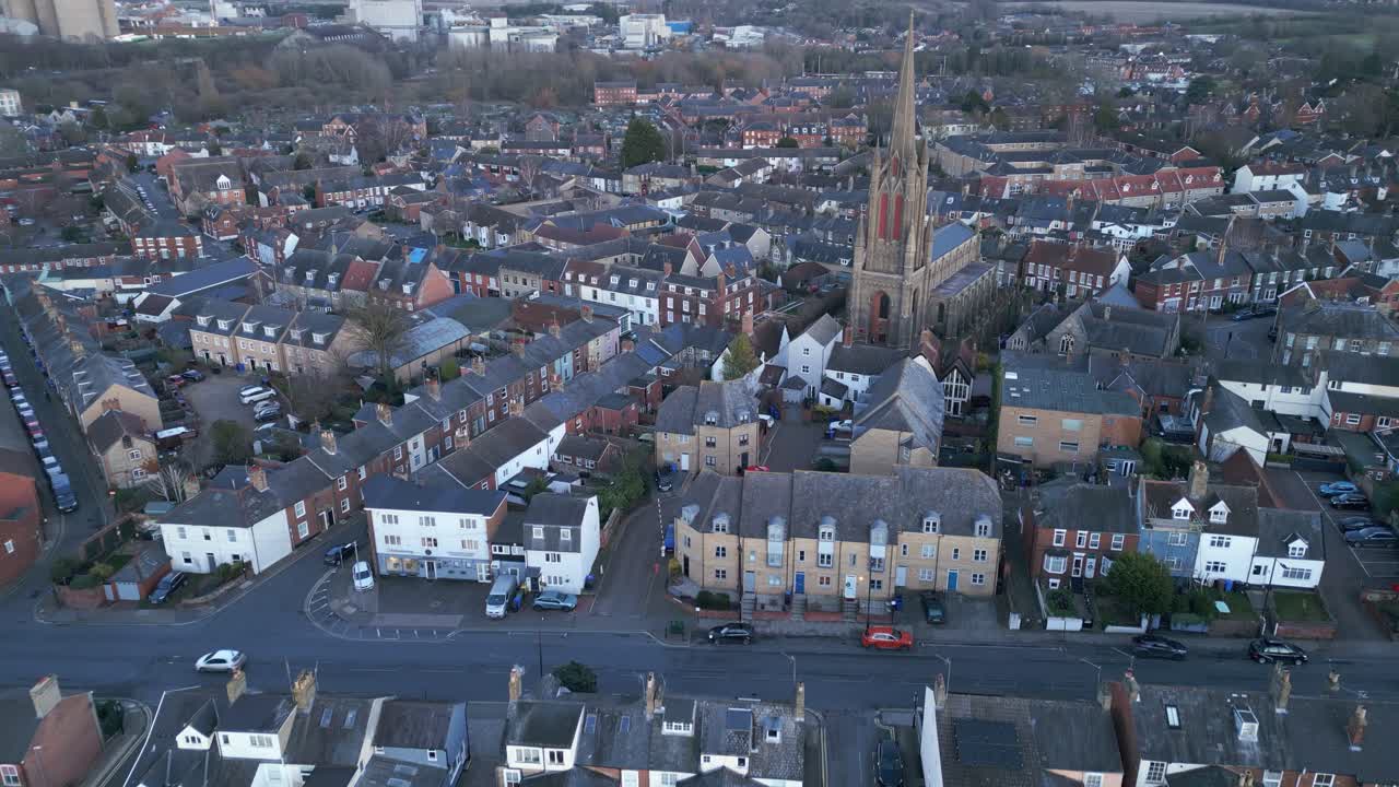 bury st. edmunds muestra la arquitectura histórica y el diseño urbano al anochecer, vista aérea