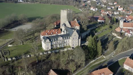 vista aérea de drones del castillo de cuento de hadas adelebsen en una hermosa tarde de otoño a la luz del sol dorada